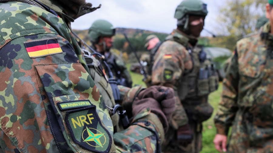 Αντιδράσεις στη Γερμανία - Ο υπ. Άμυνας τάσσεται υπέρ της υποχρεωτικής στράτευσης