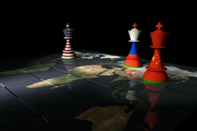 Γεωπολιτική σκακιέρα:  Επικίνδυνες παρά τη φθορά τους οι ΗΠΑ, ασήμαντος υποτελής η ΕΕ, πόλεμος «όλα ή τίποτα» από Ρωσία - Κίνα