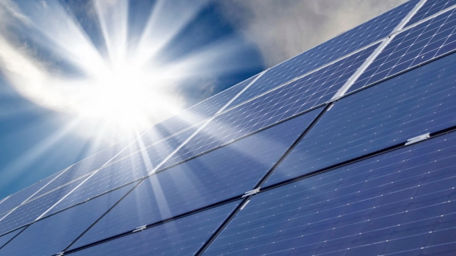 Ξεκίνησε η λειτουργία δύο φωτοβολταϊκών πάρκων της HELLENiQ ENERGY στη Ρουμανία