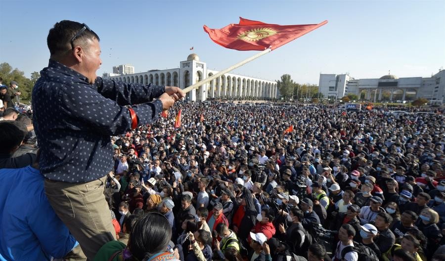 Στο χάος παραμείνει το Κιργιστάν, κατευθύνεται σε πρόωρες βουλευτικές εκλογές