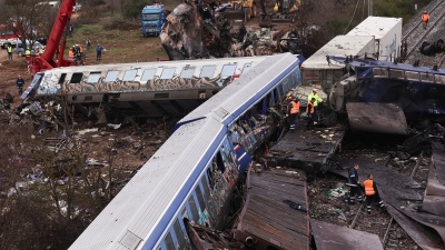 Τέμπη: Νέος εμπαιγμός για τους συγγενείς των θυμάτων - Οι εργαστηριακές εξετάσεις των σορών δεν μπορούν να γίνουν στην Ελλάδα