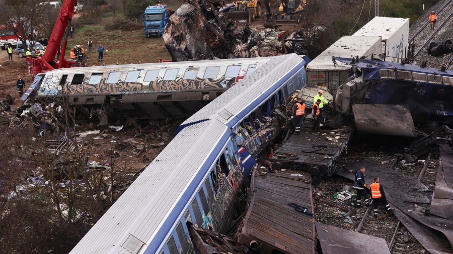 Τέμπη: Νέος εμπαιγμός για τους συγγενείς των θυμάτων - Οι εργαστηριακές εξετάσεις των σορών δεν μπορούν να γίνουν στην Ελλάδα