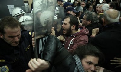 'Ενταση, ξύλο και χημικά για τους πλειστηριασμούς - Διαδηλωτές ήρθαν στα χέρια με τα ΜΑΤ