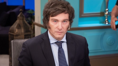 Αργεντινή: Άρχισε το… αλυσοπρίονο του Javier Milei – Υποτίμησε 50% το πέσο, κατήργησε τις επιδοτήσεις ρεύματος και μεταφορών