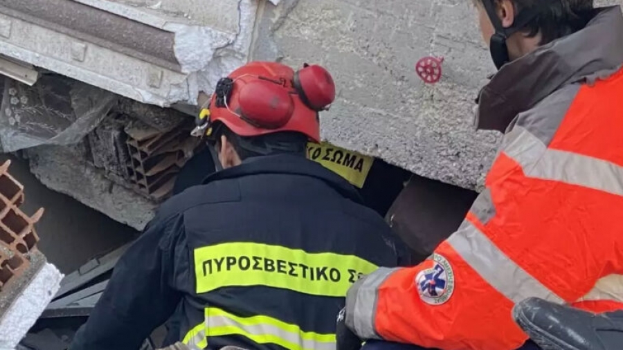 Η ελληνική αποστολή της ΕΜΑΚ στην Τουρκία - Ζωντανή ανασύρθηκε μια 6χρονη  από τα ερείπια κτιρίου