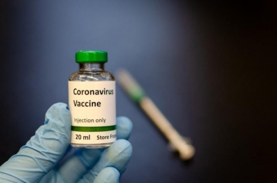 Η Γαλλία επιταχύνει τους εμβολιασμούς