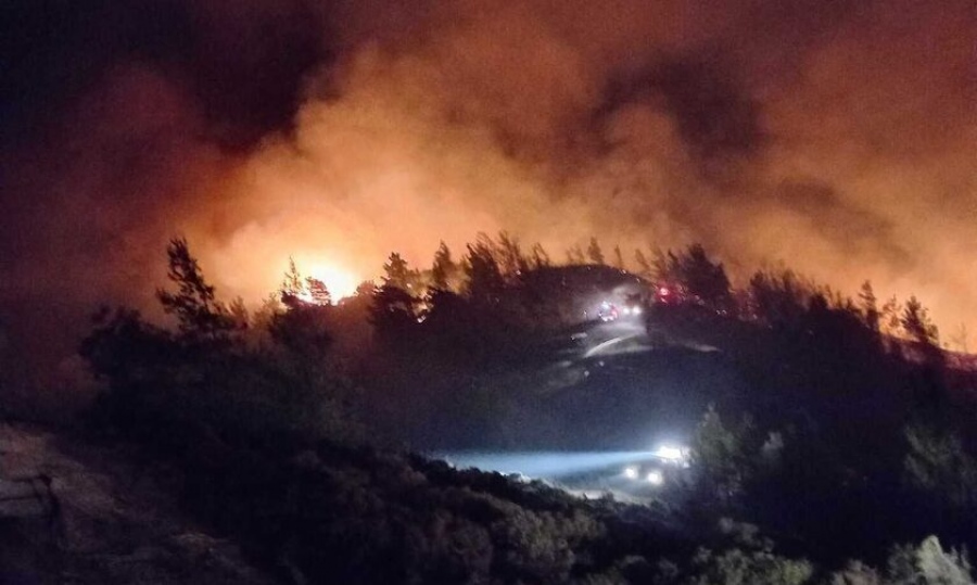 Καταστροφή στη Ρόδο: Η φωτιά εισέβαλε στο Λαέρμα και καίει σπίτια – Έφυγαν οι κάτοικοι από το χωριό