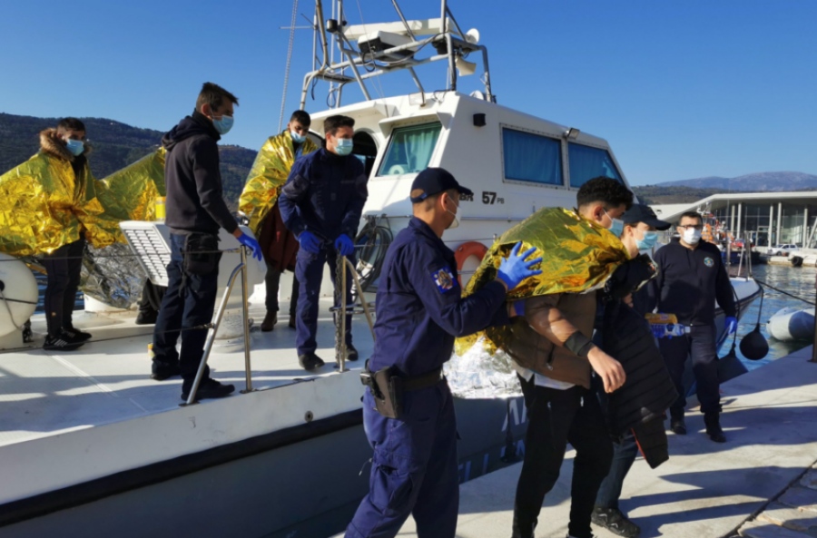 Το Λιμενικό απεγκλώβισε 31 μετανάστες από δύσβατη περιοχή της Σάμου