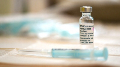 Παγκόσμια ανησυχία για το εμβόλιο της AstraZeneca – Σε lockdown η Γαλλία, στα 100 εκατ. οι εμβολιασμένοι στις ΗΠΑ