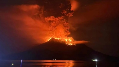 Εικόνες Αποκάλυψης - Έκρηξη ηφαιστείου στην Ινδονησία: Κόκκινη στήλη λάβας σε ύψος 3 χλμ