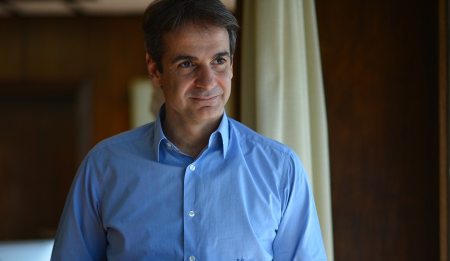 Οι χαλαρές στιγμές των πολιτικών αρχηγών πριν τις κάλπες – Στο Παγκράτι ο Μητσοτάκης, στο Λαύριο ο Τσίπρας