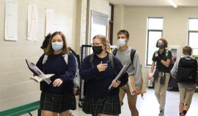 ΗΠΑ: Μειώνονται κρούσματα και νοσηλείες, ετοιμάζονται να βγάλουν τη μάσκα