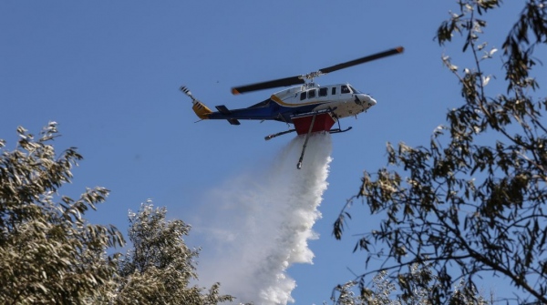 Ανεξέλεγκτη η πυρκαγιά στο Δερβένι Θεσσαλονίκης - Ένας νεκρός και μία εγκαυματίας, αγνοείται παιδί