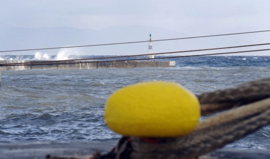 Σοβαρά προβλήματα στα ακτοπλοϊκά δρομολόγια – Δεμένα τα πλοία λόγω των θυελλωδών ανέμων