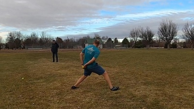 Αδιανόητο ρεκόρ Guinness - Έπιασε μπάλα τένις πίσω από την πλάτη του από βολή 60 μέτρων (vid)