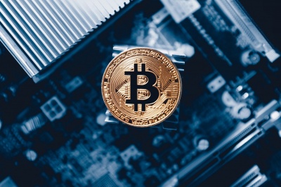 Ελάχιστη άνοδος στα ψηφιακά νομίσματα – Ξεπέρασε τα 5.200 δολάρια το Bitcoin