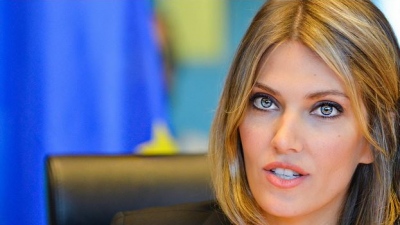 Και η ωραία και μοιραία (για το ΠΑΣΟΚ) Εύα Καϊλή ετοιμάζει βιβλίο!