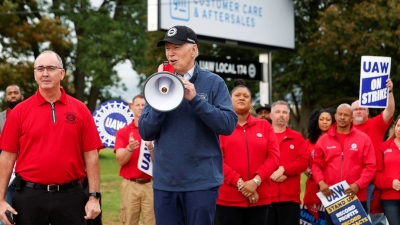 ΗΠΑ - Michigan: «Εργατοπατέρας» Biden - Πρωτοστάτησε σε πικετοφορία απεργών αυτοκινητοβιομηχανίας