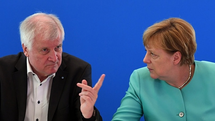 Γερμανία: Συντηρητικοί βουλευτές καλούν Merkel, Seehofer να βάλουν τέλος στη διαμάχη - Schaeuble: Στο χείλος της αβύσσου το μπλοκ