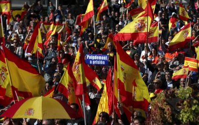 Ισπανία: Διχασμένος ο λαός στην Ισπανία - Διαδηλώσεις στη Μαδρίτη υπέρ της παραμονής της Καταλονίας