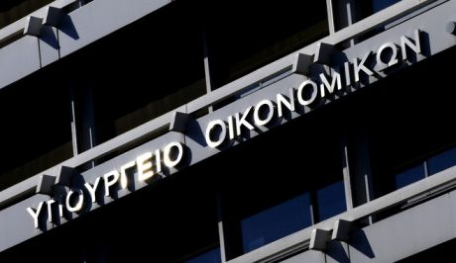 Εκρηκτική η κατάσταση στο Σύνταγμα: Μολώτοφ έριξαν κουκουλοφόροι έξω από το υπουργείο Οικονομικών