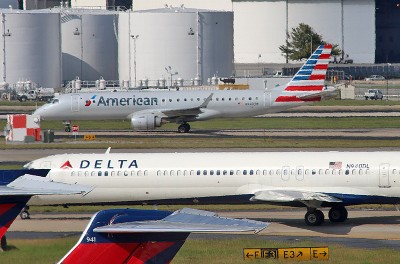 ΗΠΑ: Μαζικές απολύσεις ετοιμάζουν οι αεροπορικές American και Delta