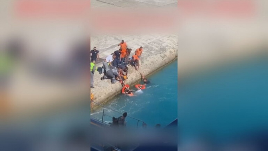 Λιμάνι Τήνου: Γυναίκα έπεσε στη θάλασσα κατά την επιβίβασή της σε πλοίο – Βούτηξαν να τη σώσουν