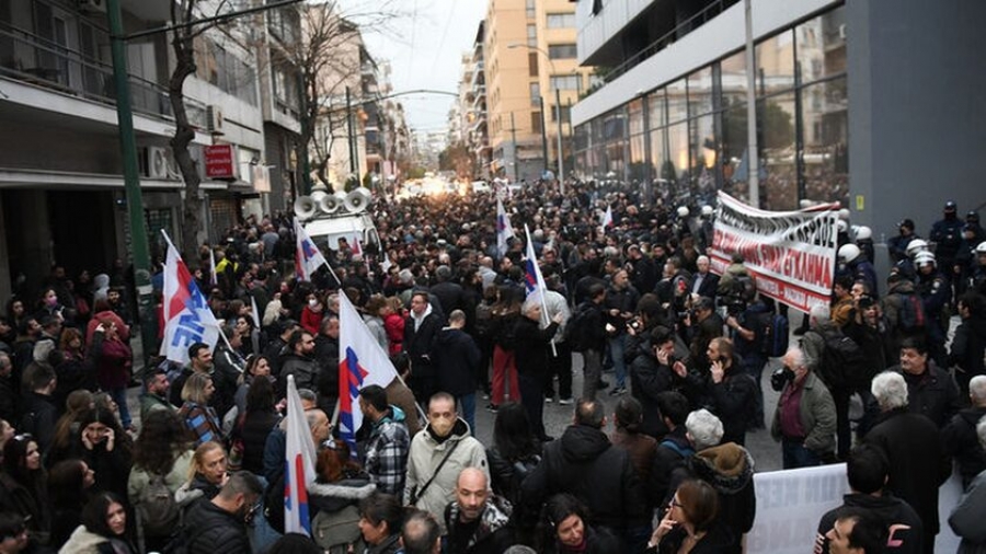 Συγκέντρωση στα γραφεία της Hellenic Train και πορεία στη Βουλή για τη σιδηροδρομική τραγωδία στα Τέμπη