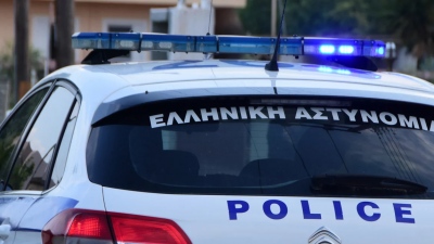 Πάτρα: Συνελήφθη 35χρονη μητέρα που πήγε τη νύχτα σε μπαρ και άφησε τα παιδιά της κλειδωμένα στο αυτοκίνητο