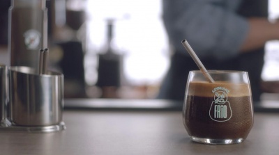 Ο ιδανικός ελληνικός καφές για τις φετινές διακοπές είναι Λουμίδης Παπαγάλος και πίνεται…κρύος!