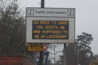 Χάκαρε τις ηλεκτρονικές πινακίδες δρόμου και έγραψε: Γυρίστε σπίτι ηλίθιοι, έχουμε lockdown