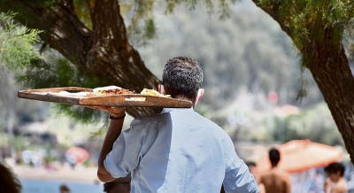 Ποιοι κλάδοι σε Τουρισμό και επισιτισμό θα πάρουν αυξήσεις κοντά στο 20%