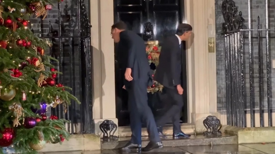 Ο Risi Sunak τα κατάφερε... Κλειδώθηκε έξω από τη Ντάουνινγκ Στριτ στην πρωθυπουργική κατοικία