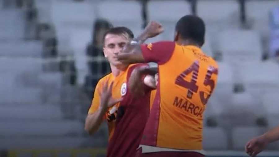 Έντονος καυγάς ανάμεσα σε δύο ποδοσφαιριστές της Γαλατασαράι μέσα στο γήπεδο! (video)