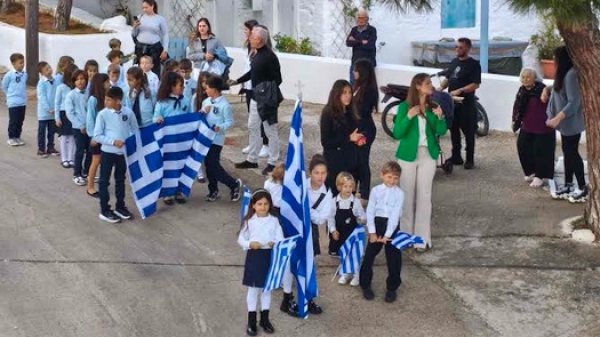 Μικρές Κυκλάδες: Με ηλιοφάνεια και υπερηφάνεια η παρέλαση στην Ηράκλεια (video)