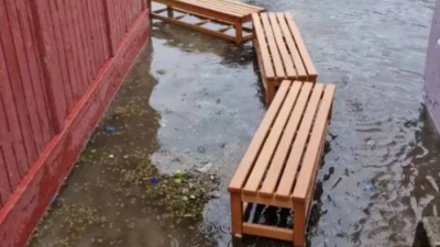 Ελλάδα 2023: Γέφυρα από...παγκάκια στην αυλή του σχολείου για να βγάλουν τα νήπια λόγω βροχής