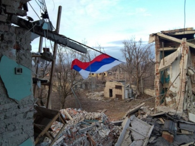 Οι Ρώσοι έφτασαν στο κέντρο της Avdiivka και τοποθέτησαν σημαίες σε εμβληματικά μνημεία της πόλης