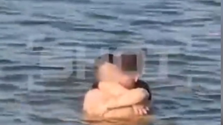 Ντροπή: Ζευγάρι κάνει σεξ στη θάλασσα μπροστά σε παιδιά
