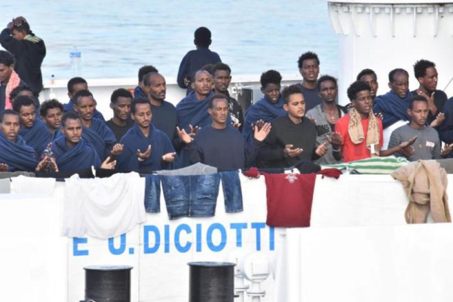 Ιταλία: Καθολική εκκλησία, Αλβανία και Ιρλανδία θα δεχθούν τους 140 μετανάστες του πλοίου Diciotti - Εισαγγελική έρευνα κατά Salvini