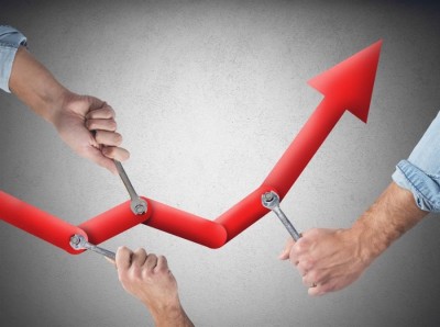 Μείωση φορολογίας και εισφορών, επενδύσεις σε υποδομές και δημοσιονομικά πλεονάσματα προβλέπει η Έκθεση Πισσαρίδη - Τα 2 σενάρια για ΑΕΠ