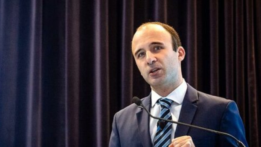 Η ανάλυση που ήθελαν να θάψουν – Επίθεση σοκ στον Έλληνα Γιώργο Σαραβέλο της Deutsche Bank που ξεγύμνωσε τις ΗΠΑ