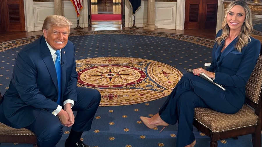 Ανάβει... φωτιές η Lara Trump - Η νύφη του Προέδρου αποθανατίστηκε με μικροσκοπικό μπικίνι ενώ έκανε σερφ