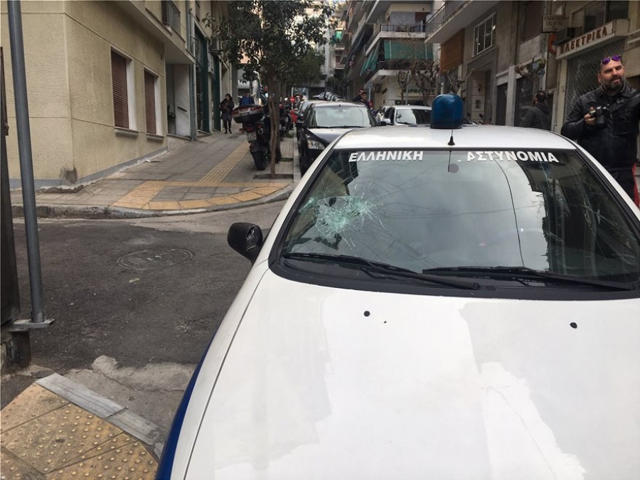 Επίθεση αντιεξουσιαστών σε περιπολικό στα Εξάρχεια