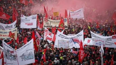 Στα πρόθυρα εμφυλίου η Γερμανία - Merz: Μνημόνιο ή χάος - Η Αριστερά απειλεί με δολοφονία την Weidel (AfD)