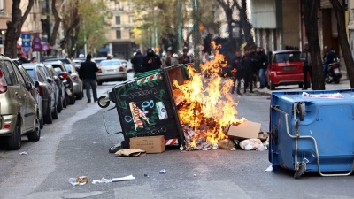 Ένταση στην Πατησίων μετά το φοιτητικό συλλαλητήριο - Έσπασαν μαγαζιά, φανάρια και έβαλαν φωτιά σε κάδους