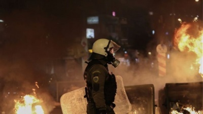 Επίθεση με βόμβες μολότοφ κατά των ΜΑΤ στο Λόφο του Στρέφη