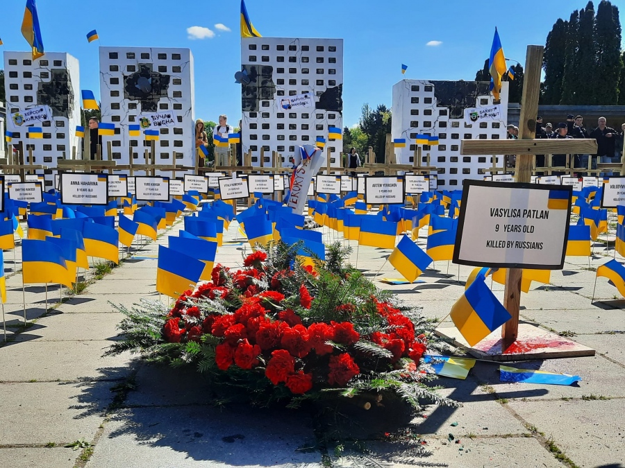Πολωνία: Πλήθος κόσμου εμπόδισε τους Ρώσους διπλωμάτες να αφήσουν στεφάνι στο Σοβιετικό μνημείο
