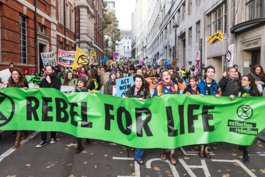 Βρετανία: Ακτιβιστές για το κλίμα διατάραξαν τη διανομή εφημερίδων