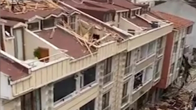 Ανεμοθύελλα ξερίζωσε στέγες και αναποδογύρισε φορτηγά στην Κωνσταντινούπολη – Τέσσερις νεκροί
