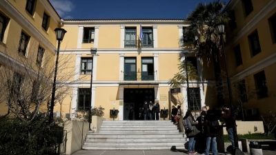 Στην Ευελπίδων οι 44 Ρομά που είχαν βγάλει 7 εκατομμύρια ευρώ από απάτες